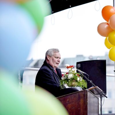 SDP:n puheenjohtaja Antti Rinne piti vappupuheen Lahden torilla