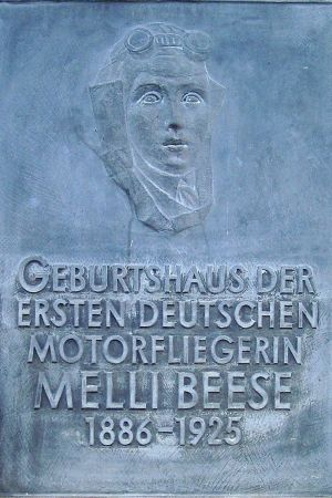 En plakett på Melli Beeses födelsehus i Dresden-Laubegast. Commemorative plaque at the birthplace of Melli Beese in Dresden-Laubegast. The inscription reads "Birthplace of the first German female airplane pilot."