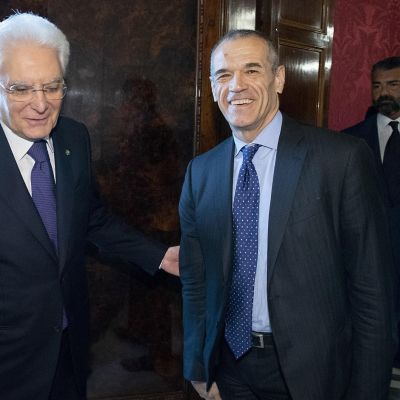 Presidentti Sergio Mattarella (vas.) ja pääministeriehdokas Carlo Cottarelli.