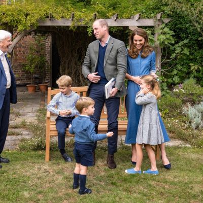 David Attenborough sekä prinssi William ja herttuatar Cathrine lapsineen. 