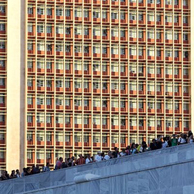 Ihmisiä Vallankumouksen aukiolla Havannassa maanantai-iltana 28. marraskuuta.