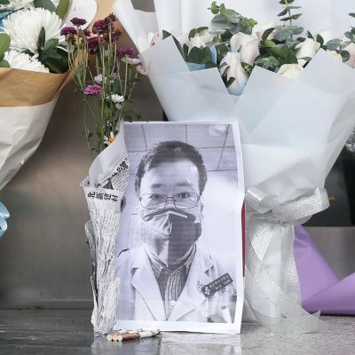 Li Wenliangin kuva ja kukkia Wuhanin keskussairaalan edessä 7. helmikuuta.