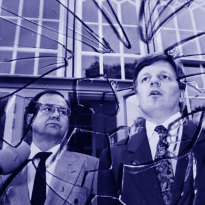 Iiro Viinanen ja Esko Aho kuvassa toimittajien haastateltavana sinertävässä kuvassa, jossa efektinä sirpaleita.