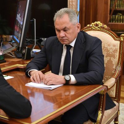 Presidentti Vladimir Putin piti toissapäivänä kriisikokouksen puolustusministeri Sergei Shoigun kanssa traagisesta sukellusveneturmasta.