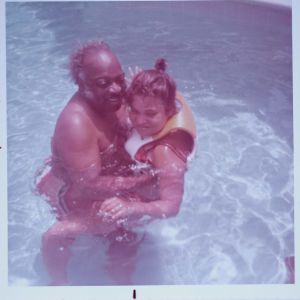 Count Basie ja tyttärensä Diane uimassa perhealbumin valokuvassa.