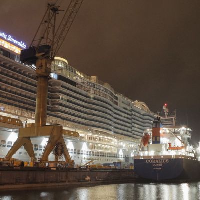 Costa Smeralda -loistoristeilijä vierellään LNG:n tankkausalus.