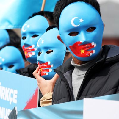 Kiinalaisten uiguurien oikeuksia vaativia mielenosoittajia Istanbulissa Turkissa.