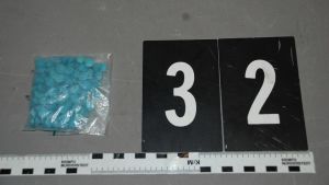 Ett rekordbeslag med över 100 ecstasypiller gjorde på Åland i helgen. Polisens bilder av beslagtagen narkotika