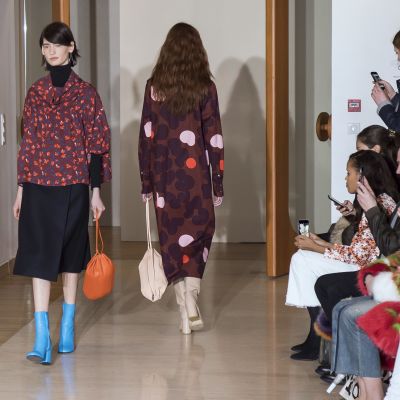 Marimekko esittelee asujaan Pariisissa.
