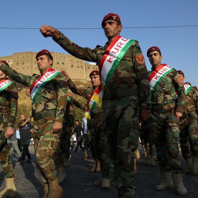 Kurdien peshmerga-taistelija marssivat Erbilin kaupungissa tukeakseen itsenäisyyskansanäänestystä.