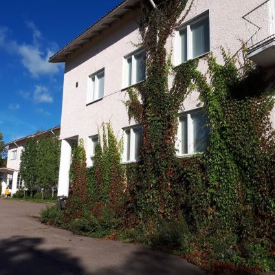 Nuorisokeskuksen vaalean rakennuksen julkisivu.