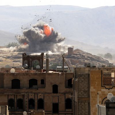 Saudi-arabian ilmaisku huthikapinallisten asemiin Sanaan lähistöllä Jemenissä.