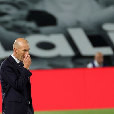 Zinedine Zidane mietteliäänä kentän laidalla.