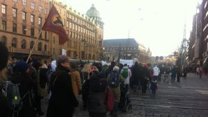 Polisen eskorterade klimatmarschen genom centrum av Helsingfors till Senatstorget. Klimatmarsch i Helsingfors 2015