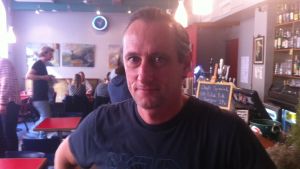 Krögaren Niklas Engblom tror att det svåra ekonomiska läget lockar fler att fiffla med skatterna. Krögare Niklas Engblom driver Bar 9