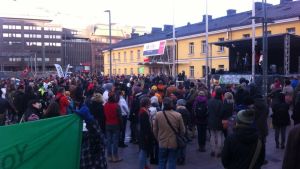 Uppskattningsvis några tusen människor deltog i klimatmarschen i Helsingfors. Klimatmarsch i Helsingfors 2015