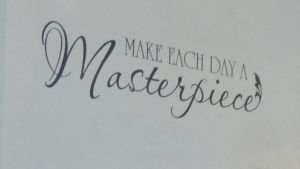 Texten på frissasalongens vägg beskriver också Angelinas livsfilosofi Citat på vägg: "Make each day a masterpiece"