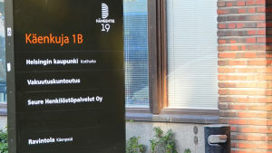 Vid Seure uppger man att kvinnans yrkesrättigheter inte kontrollerades i Valviras register. Brun skylt där det bland annat står Seure Henkilöstöpalvelut Oy.