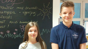 Sjätteklassarna Lina Nelimarkka och Nicke Nurmi. Eleverna Lina Nelimarkka och Nicke Nurmi står i skolans matsal.
