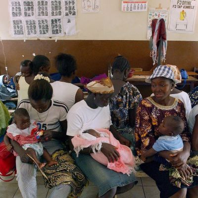 Barn vaccineras i Freetown i Sierra Leone i november 2004.