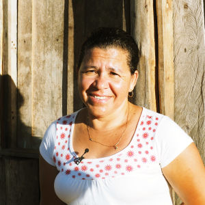 Lú Souza säger sig vara säker på att Veracel inte äger marken de köpt av bolaget. En kvinna i Bahia, Brasilien