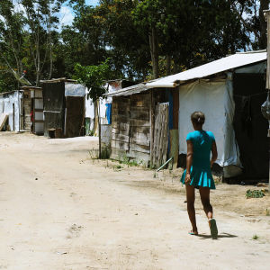 Längs med vägarna i södra Bahia finns det på många håll små barackbyar med jordlösa brasilianer. En flicka går längs en väg i Bahia, Brasilien