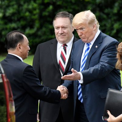 Kim Jong Cho, Donald Trump ja Mike Pompeo Kesäkuussa 2018.