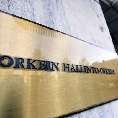 Korkeimman hallinto-oikeuden kyltti Fabianinkadulla Helsingissä.