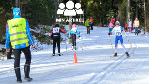 Tättrion i klassen flickor 12 år vid varvningen efter 1,5 kilometer. Skidtävling i Ingå