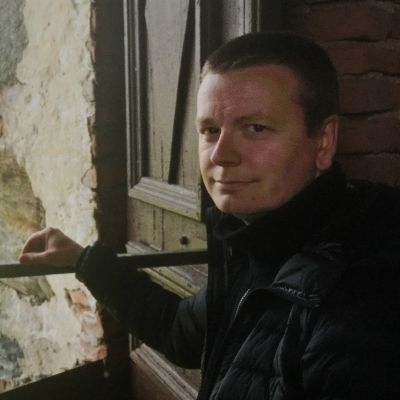 Suntio Mikko Kohonen Kangasalan kirkon tornissa avoimen ikkunaluukun ääressä