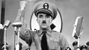 Charlie Chaplin bland de första att öppet kritisera Hitler i filmen Diktatorn från 1940. Charlie Chaplin i filmen Diktatorn. (1940)