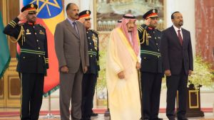 Saudiarabiens Kung Salman bin Abdulaziz Al Saud var också närvarande när Eritreas president Isaias Afwerki (till vänster) och Etiopiens premiärminister Abiy Ahmed (till höger) undertecknade ett fredsavtal i Jeddah Saudiarabiens Kung Salman bin Abdulaziz Al Saud (i mitten) var också närvarande när Eritreas president Isaias Afwerki (till vänster) och Etiopiens premiärminister Abiy Ahmed (till höger) undertecknade ett fredsavtal i Jeddah