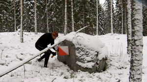 Jukka Lietzen suunnistaa lumisessa metsässä.