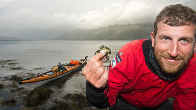 Sören Kjellkvist vid norska kusten med kajak och liten krabba.