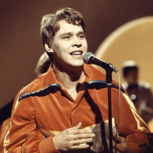 Markku Aro soittaa rumpua ja laulaa Euroviisukarsinnassa 1976