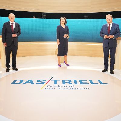 SPD:n Olaf Scholz, vihreiden Annalena Baerbock ja kristillisdemokraattien Armin Lanschet te-väittelyssä.