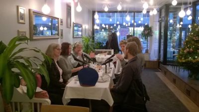 gästerna runt ett kaffebord