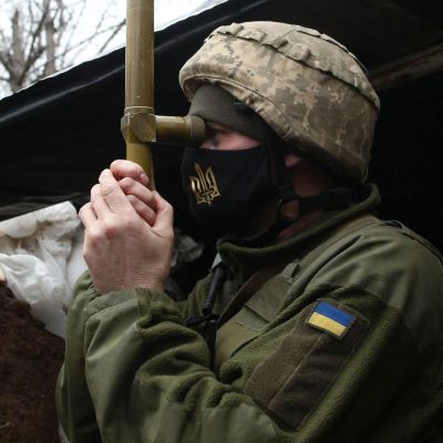 En ukrainsk soldat i staden Marinka den 12 april 2021.