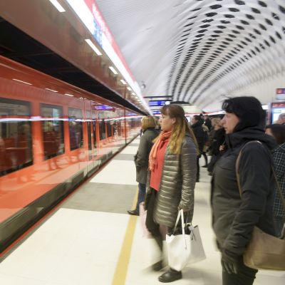 Matkustajia Matinkylän metroasemalla Espoossa.