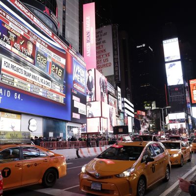 Presidentinvaalituloksia jättinäytöllä Times Squarella New Yorkissa 8. marraskuuta 2016.
