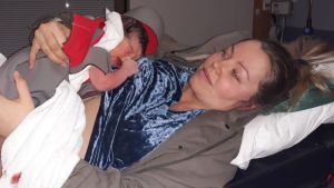 Jessica Bäckman och dottern Saga, som är alldeles nyfödd. En nyfödd baby i sin mammas famn i en ambulans.