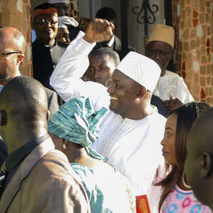 Adama Barrow, Gambias nya president, möter folket i Senegal efter installationen på Gambias ambassad i Senegals huvudstad Dakar.