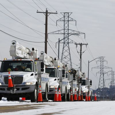 Sähkölinjojen korjauksiin käytettäviä nostolava-autoja Fort Worthissa, Texasissa.