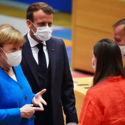 Angela Merkel, Emmanuel Macron, Sanna Marin ja Stefan Löfven keskustelevat Bryselissä heinäkuussa 2020.