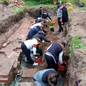 Elever från Hangö gymnasium och Hankoniemen lukio gör arkeologiska utgrävningar vid Kabanovs bunker i Hangö. 