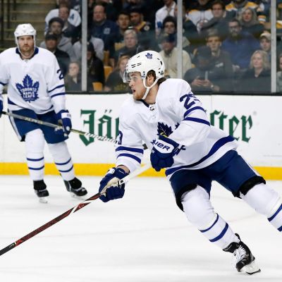 Toronton William Nylander kiekossa.