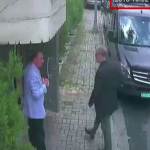En kameraövervakningsbild från den ödesdigra dagen då Khashoggi anländer till Saudiarabiens konsulat i Istanbul den 2 oktober 2018. Jamal Khashoggi som anländer till Saudiarabiens konsulat där han senare mördas.