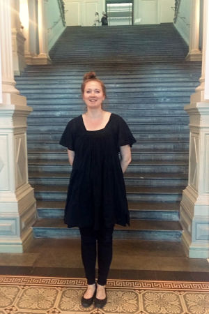 Här vid Ateneums trappor Katriina Rosavaara stått otaliga gånger i egenskap av guide. Konstnären och kuratorn Katriina Rosavaara står framför trappan som leder upp till Ateneums salar.