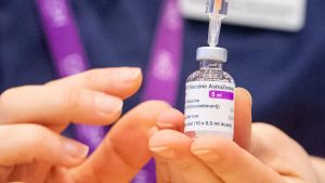 En del rikare länder funderar på att ge bort det ratade Astra Zeneca-vaccinet till fattiga länder utan vaccin. Lähikuva pienestä rokotepullosta, josta otetaan ruiskuun rokotetta. Pullon kyljessä näkyy teksti: "Vaccine AstraZeneca. 5 ml."