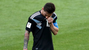 Lionel Messi är besviken efter missad straff.